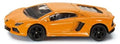 Vista lateral de uma miniatura de carro desportivo Lamborghini Aventador LP700-4 da Siku, na cor laranja vivo com jantes pretas, isolada sobre fundo branco.