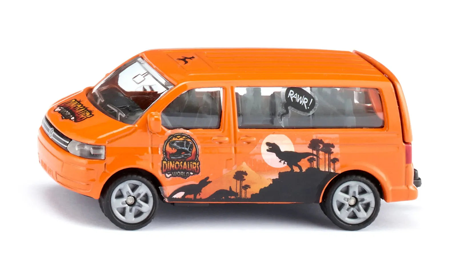 Vista lateral da miniatura de metal fundido (die-cast) de uma VW Multivan laranja, decorada com autocolantes temáticos do Jurassic World, incluindo um T-Rex e o logótipo do parque.