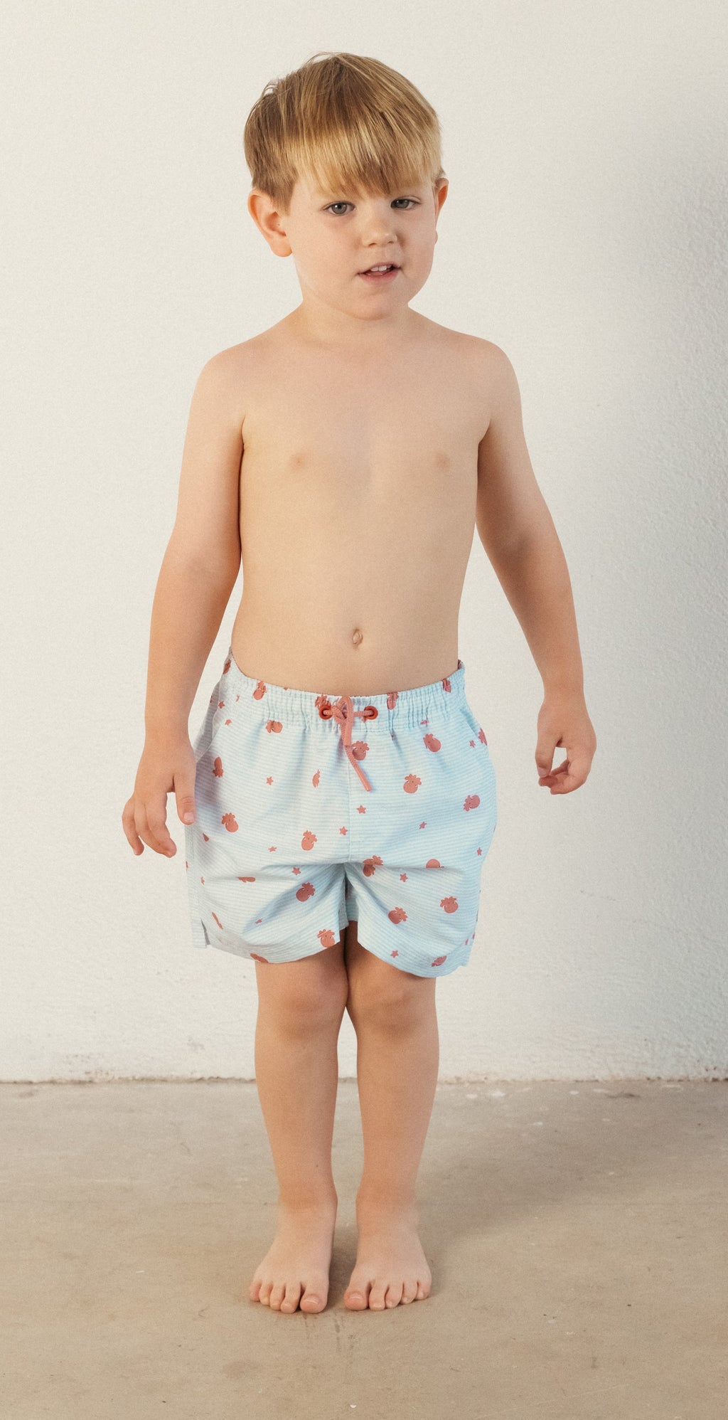Criança a usar o Waterlemon Calção de Praia - Piscina Azul com Polvos, mostrando o ajuste e o design em contexto real.