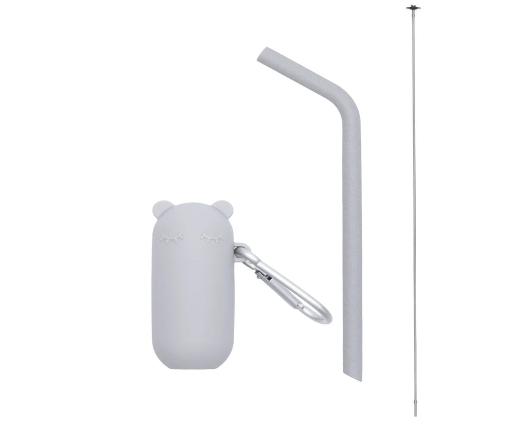 Estojo cinzento em forma de urso com mosquetão, palhinha de silicone cinzenta e escova de limpeza, tudo sobre fundo branco.