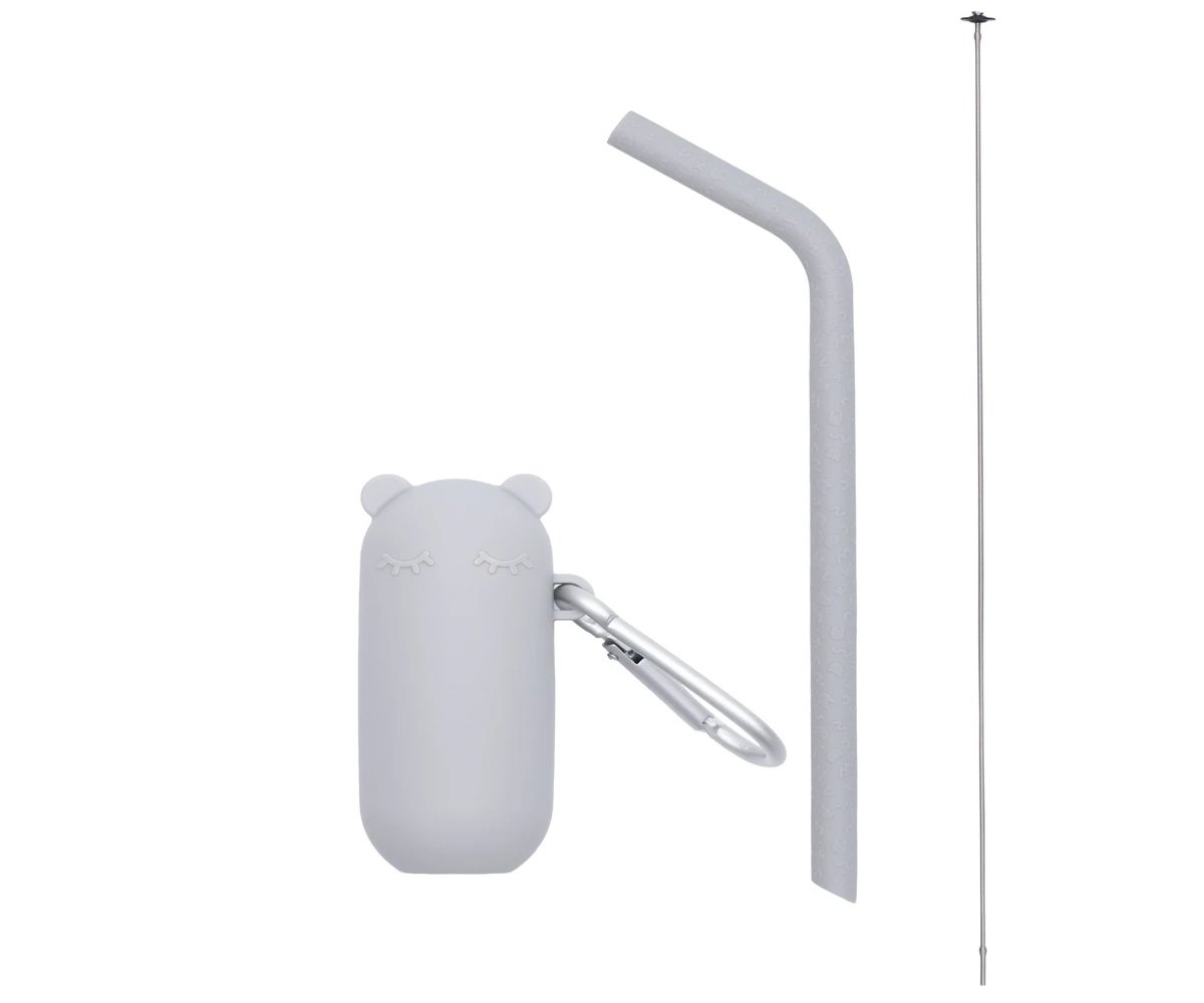 Estojo cinzento em forma de urso com mosquetão, palhinha de silicone cinzenta e escova de limpeza, tudo sobre fundo branco.