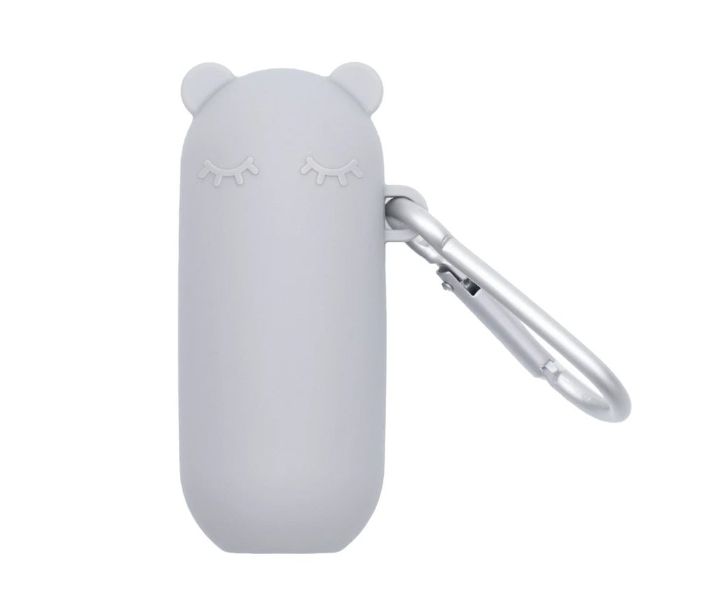 Detalhe do estojo cinzento We Might Be Tiny Keepie em forma de urso com mosquetão de alumínio, sobre fundo branco.