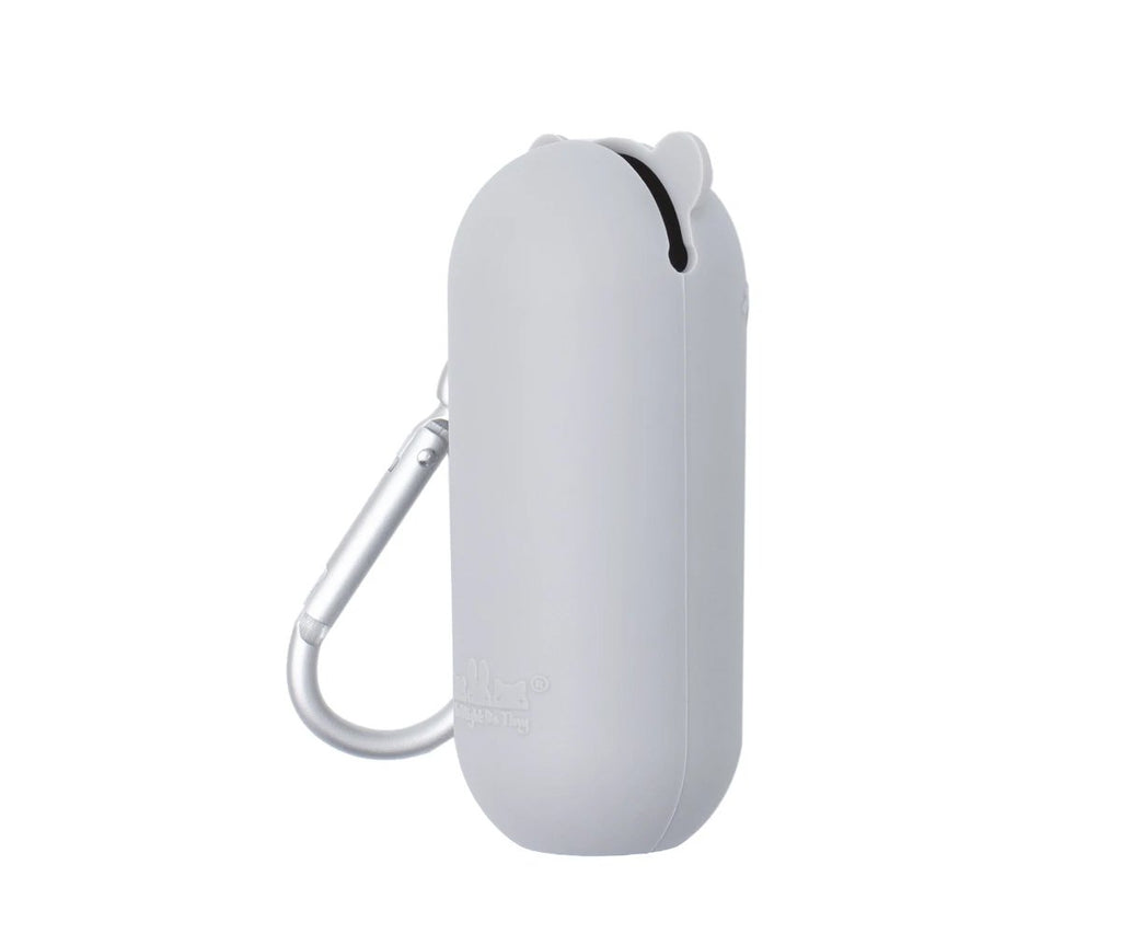 Vista lateral do estojo cinzento We Might Be Tiny Keepie com mosquetão, mostrando o orifício para a palhinha.