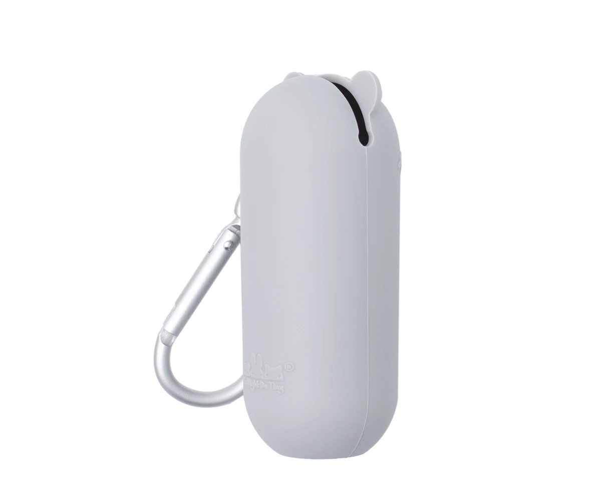 Vista lateral do estojo cinzento We Might Be Tiny Keepie com mosquetão, mostrando o orifício para a palhinha.