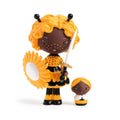Figura Djeco Tinyly Louison, guerreira com aspeto de abelha, escudo florido e espada, acompanhada pela pequena Aby.