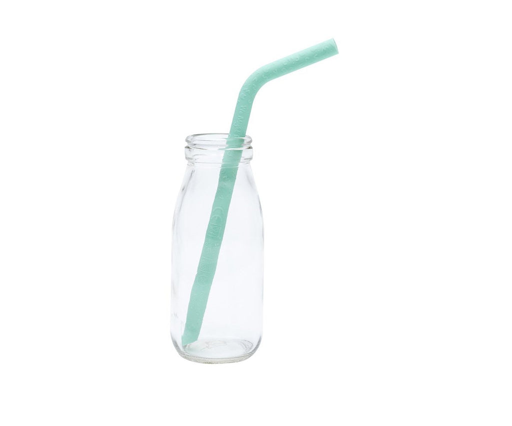 Uma palhinha reutilizável de silicone Bendie Straws We Might Be Tiny na cor azul-celeste inserida numa garrafa de vidro transparente.