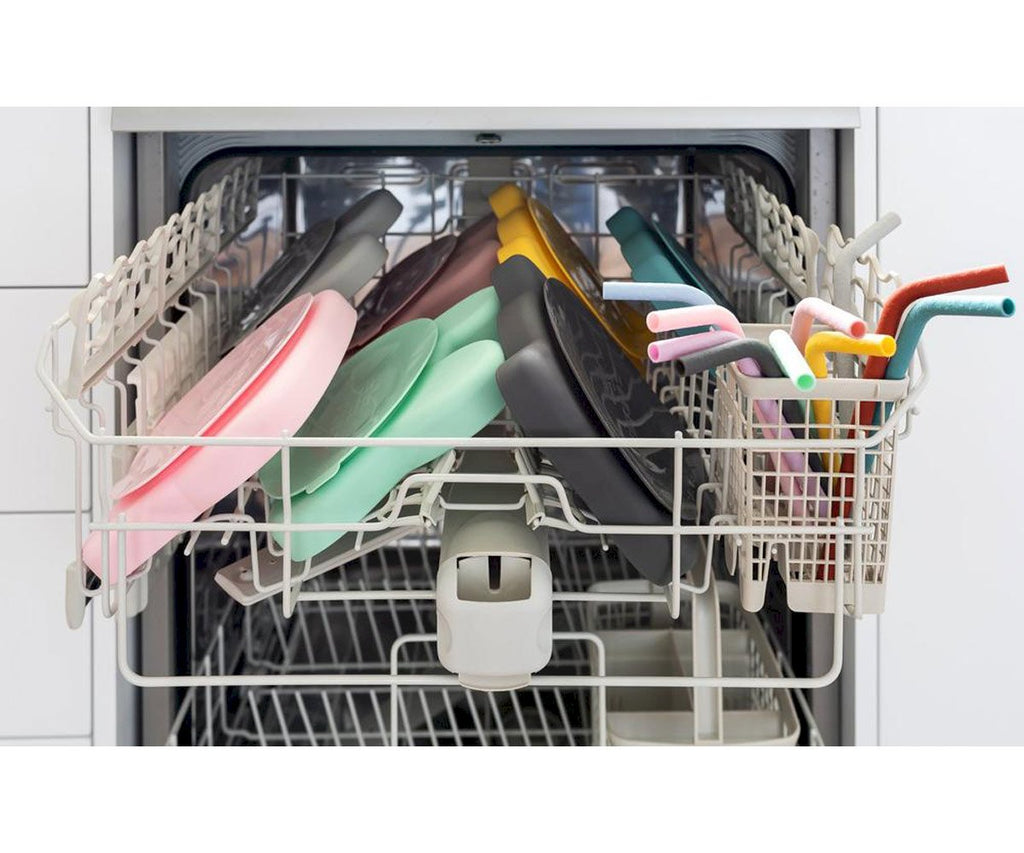 Palhinhas de silicone Bendie Straws de várias cores a serem lavadas na máquina de lavar louça, demonstrando a facilidade de limpeza.