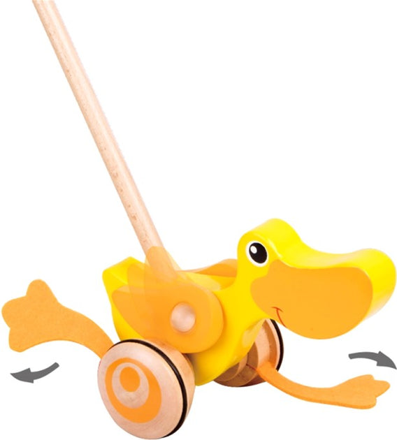 Close-up do Classic World Patinho de empurrar, mostrando as patinhas que batem e as rodas de madeira com design espiral.