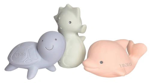 Conjunto de três mordedores de borracha natural da Tikiri em tons pastel: uma tartaruga, um cavalo-marinho e um golfinho.