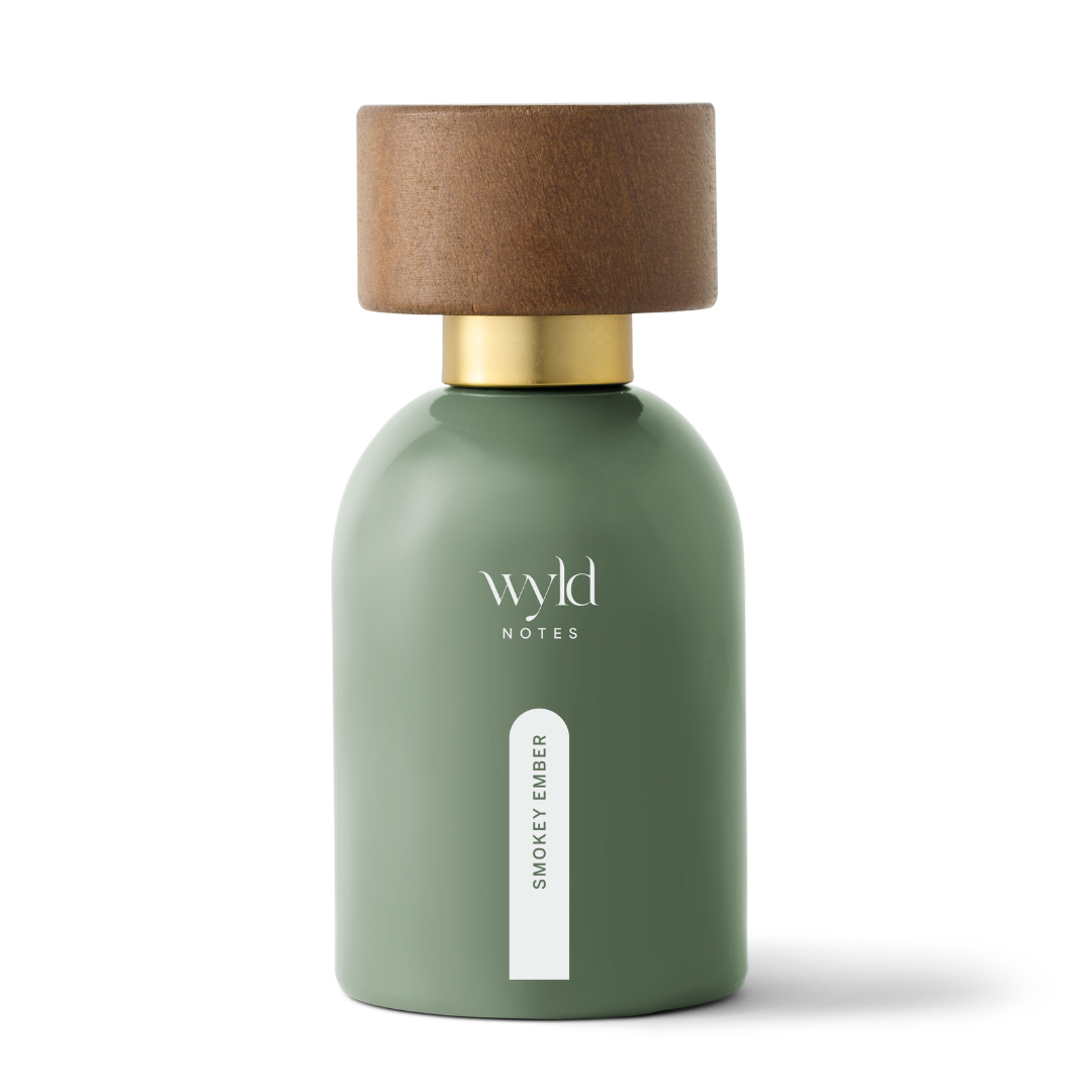 Frasco verde musgo do perfume Wyld Notes Smokey Ember de 30 ml, com tampa de madeira e anel dourado