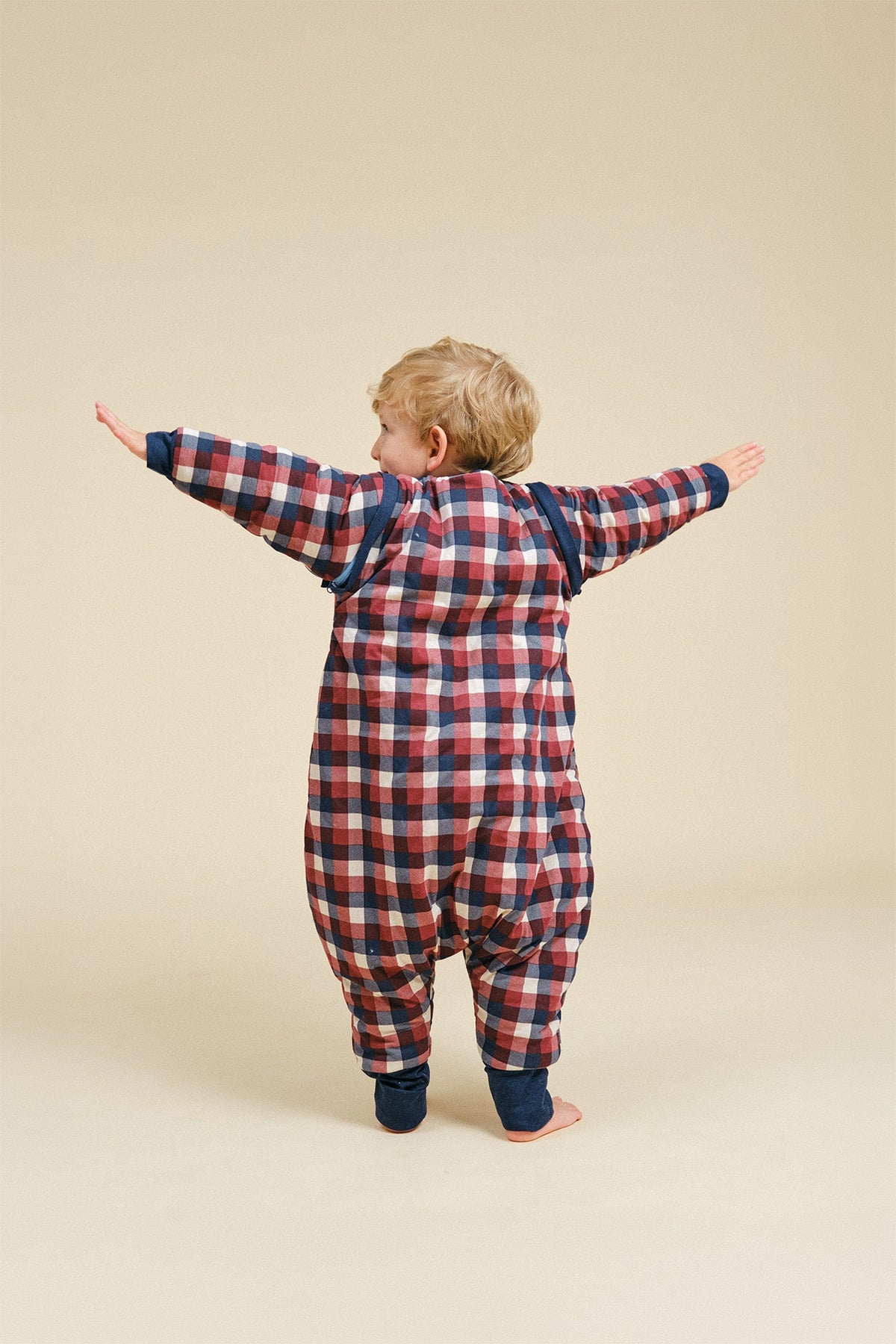 Saco de dormir MolisandCo TOG 2.5 com pés e mangas Vichy Red & Blue visto de trás
