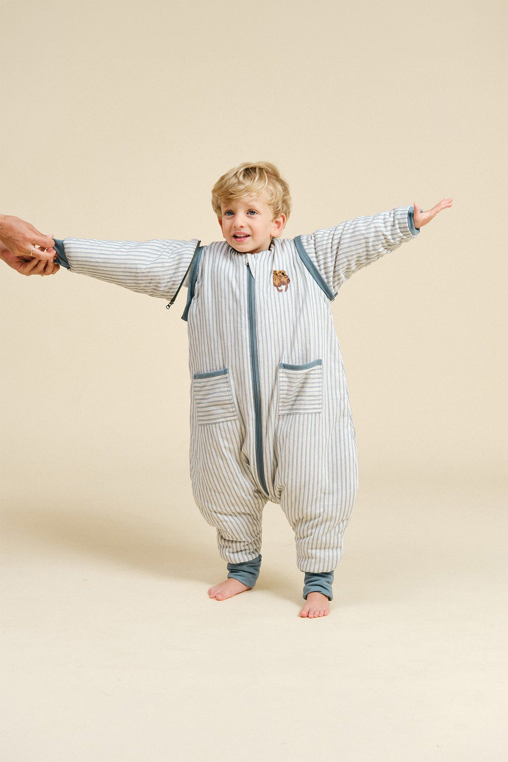 Pijama manta MolisandCo TOG 2.5 com mangas e pés no padrão Blue Stripes, visto de frente
