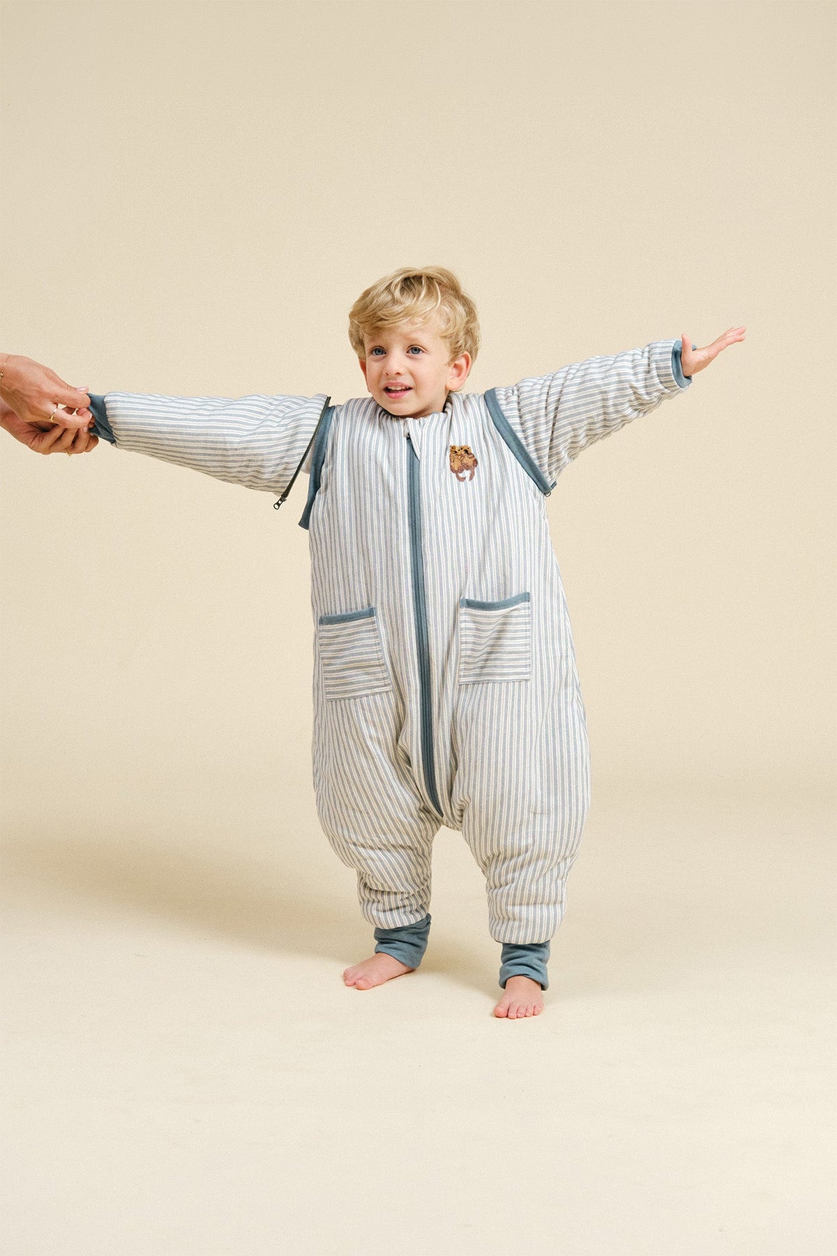 Pijama manta MolisandCo TOG 2.5 com mangas e pés no padrão Blue Stripes, visto de frente