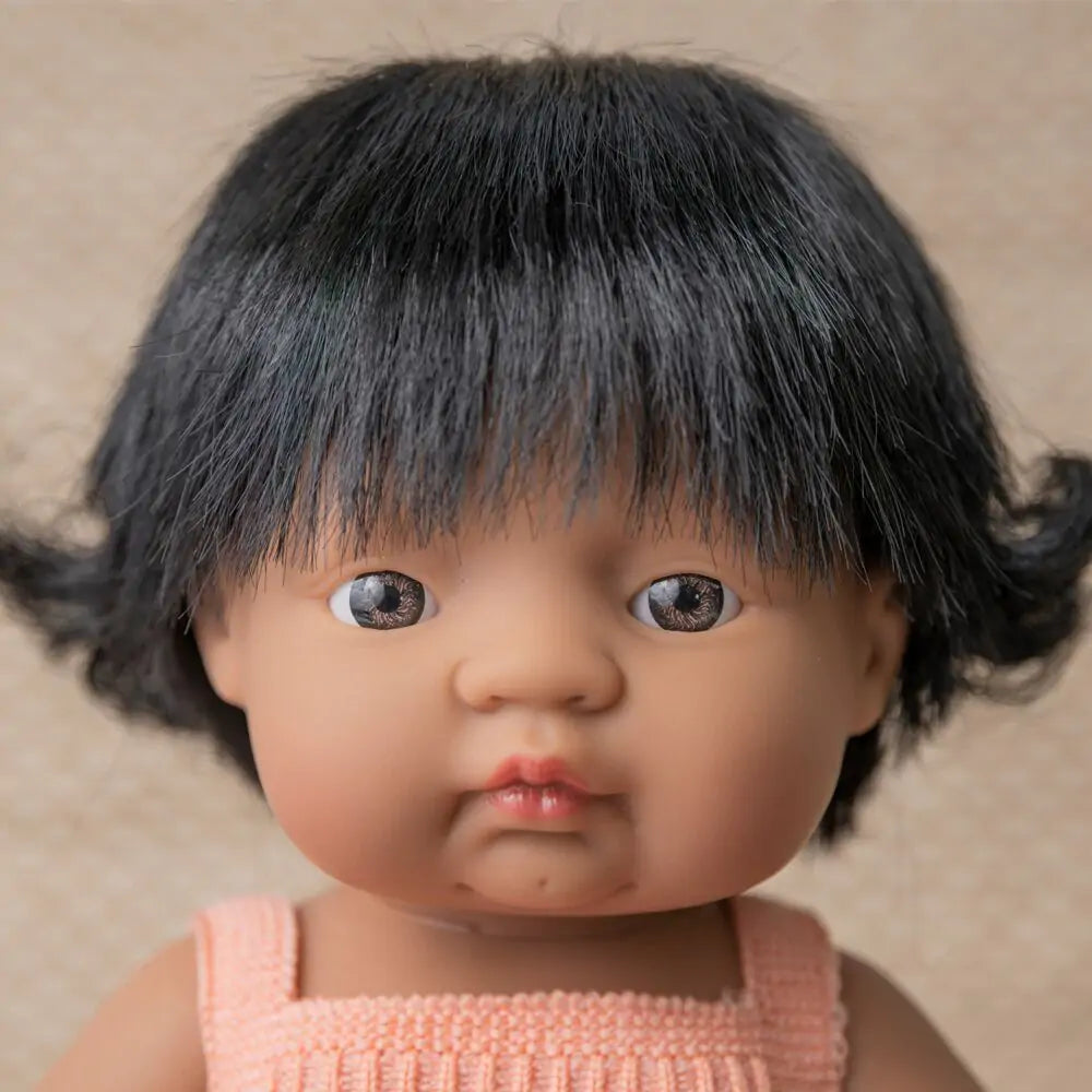 Miniland Boneca bebé Hispânica c/roupa 38cm