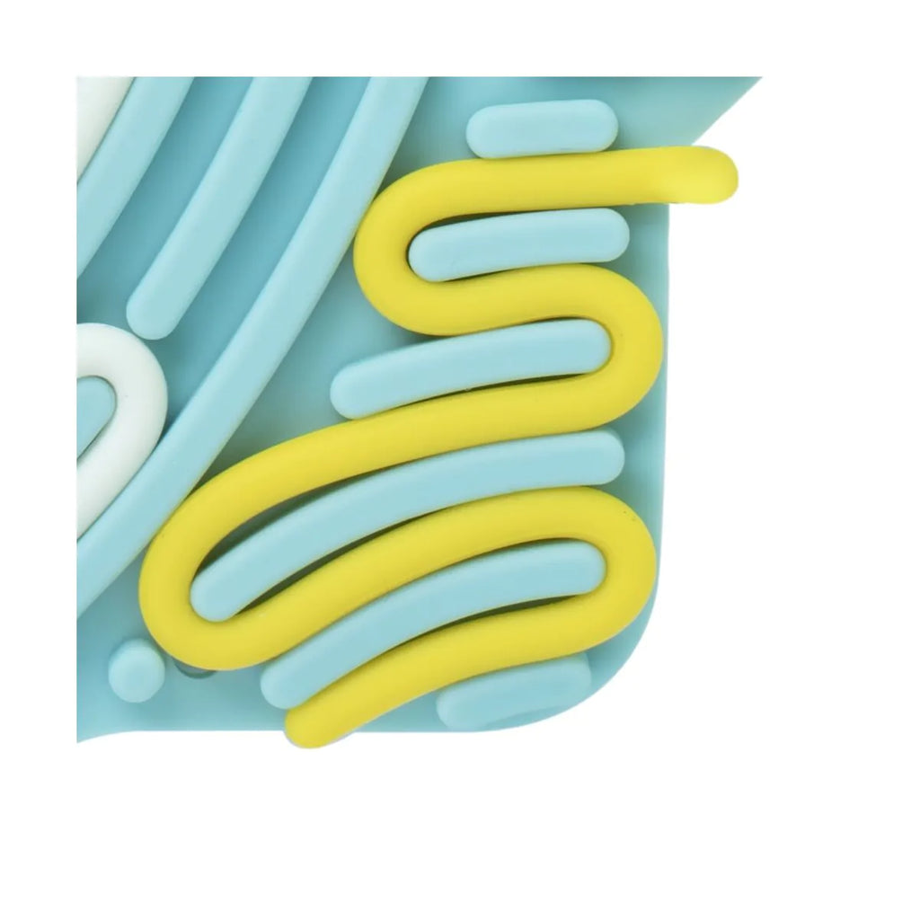 Detalhe aproximado do canto do Miniland Flexihetti Estrela, mostrando esparguetes de silicone amarelos e azuis inseridos nas ranhuras.