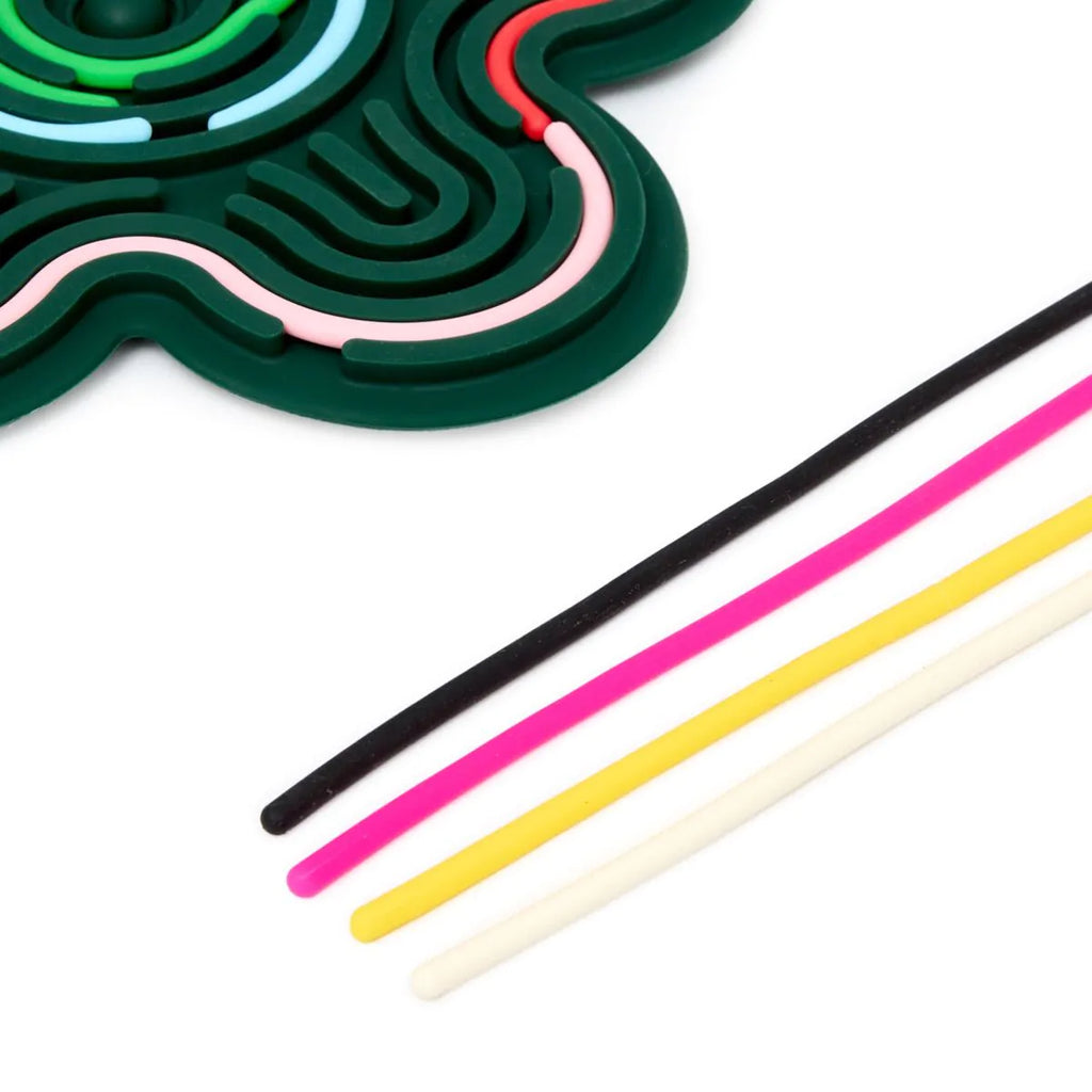 Detalhe dos esparguetes de silicone flexíveis em preto, rosa, amarelo e branco, prontos para serem inseridos no jogo Miniland Flexihetti Flower.