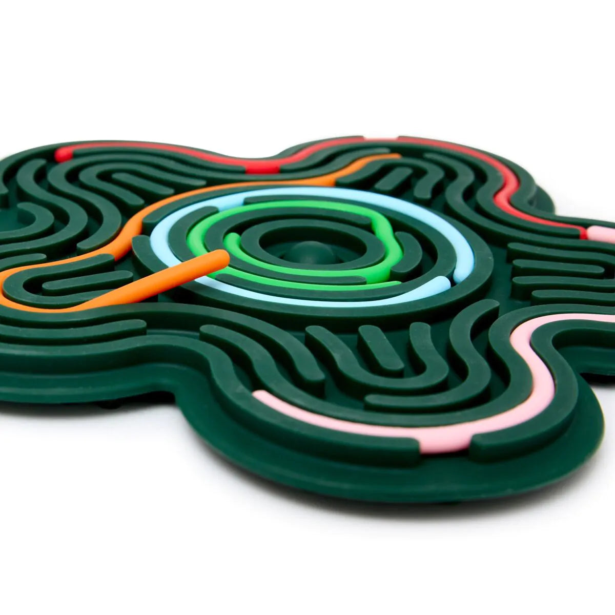 Jogo sensorial Miniland Flexihetti Flower em perspetiva, com esparguetes de silicone coloridos a preencher os sulcos labirínticos da flor verde.