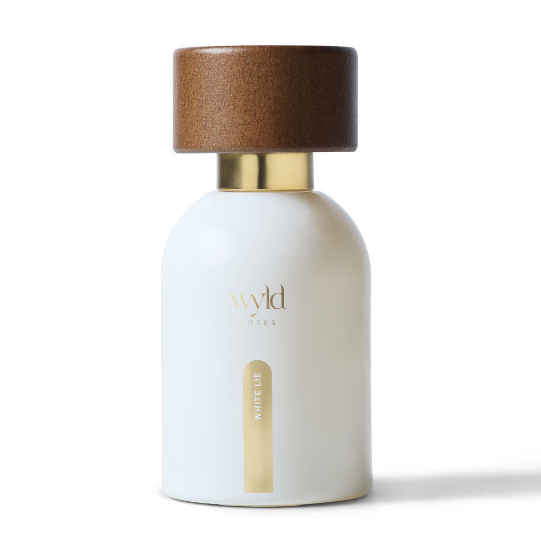 Frasco branco de perfume Wyld Notes White Lie de 30 ml com tampa de madeira e detalhe dourado
