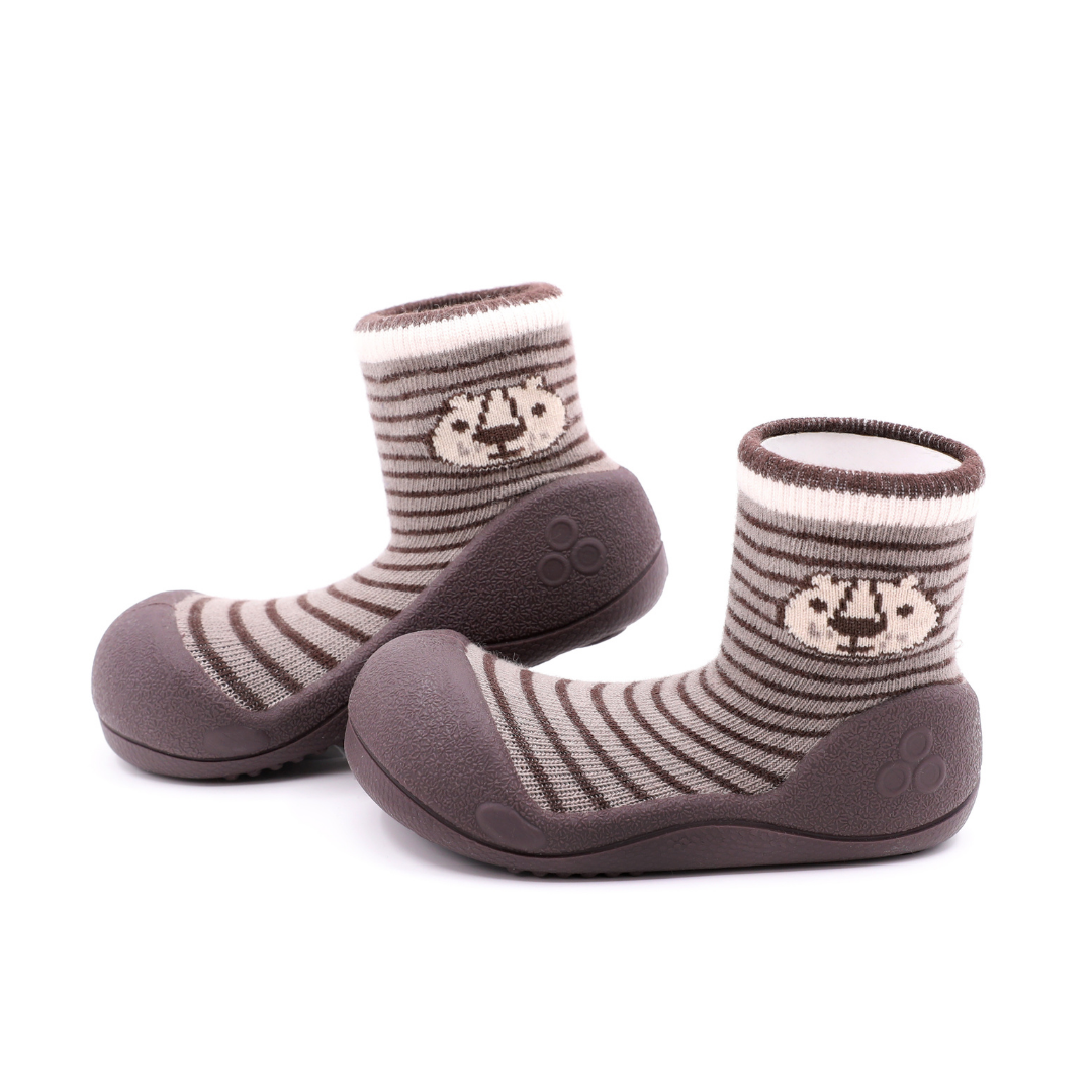 Attipas Forest Khaki em fundo branco, vista lateral, mostrando a sola flexível e o motivo de animal no tornozelo.