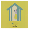 Capa do livro de deslizar Trixie "Praia" com um rato amarelo dentro de uma casota, fundo amarelo vivo.