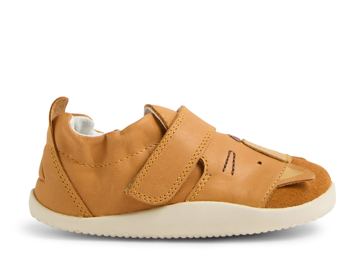 Sapato Bobux Xplore Rummage Pumpkin individual, mostrando o perfil baixo, fecho de velcro e a biqueira larga, visto de lado.