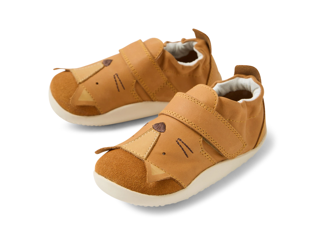 Par de sapatos Bobux Xplore Rummage Pumpkin para bebé, com fechos de velcro e design divertido de animal, vistos ligeiramente de cima.