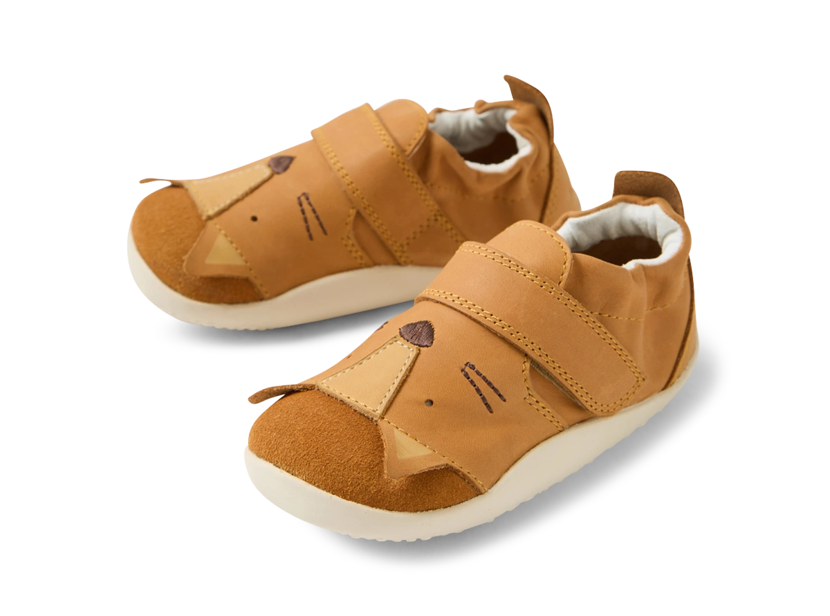 Par de sapatos Bobux Xplore Rummage Pumpkin para bebé, com fechos de velcro e design divertido de animal, vistos ligeiramente de cima.