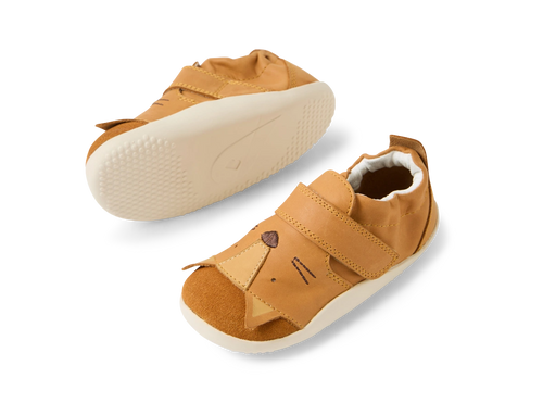 Par de sapatos Bobux Xplore Rummage Pumpkin para bebé, com sola flexível visível e design de face de animal na biqueira, vistos de cima.