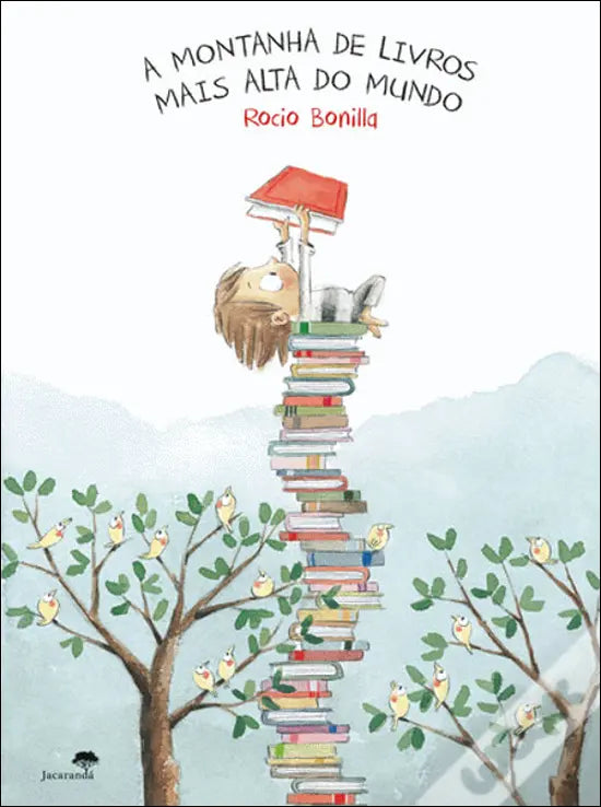 Capa do livro "A Montanha de Livros Mais Alta do Mundo" de Rocio Bonilla, com criança a ler no topo de uma torre de livros.
