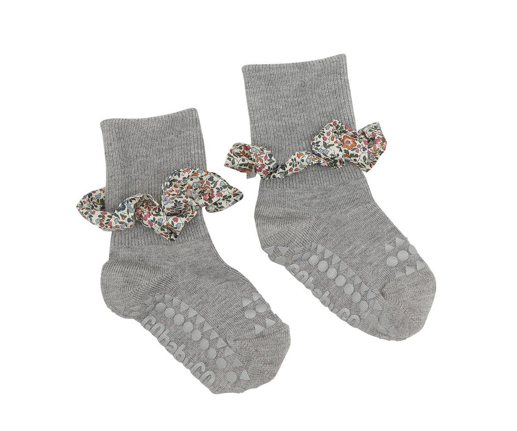 Meias antiderrapantes GoBabyGo em bambu com folho de estampado floral Liberty, cor cinzento mesclado