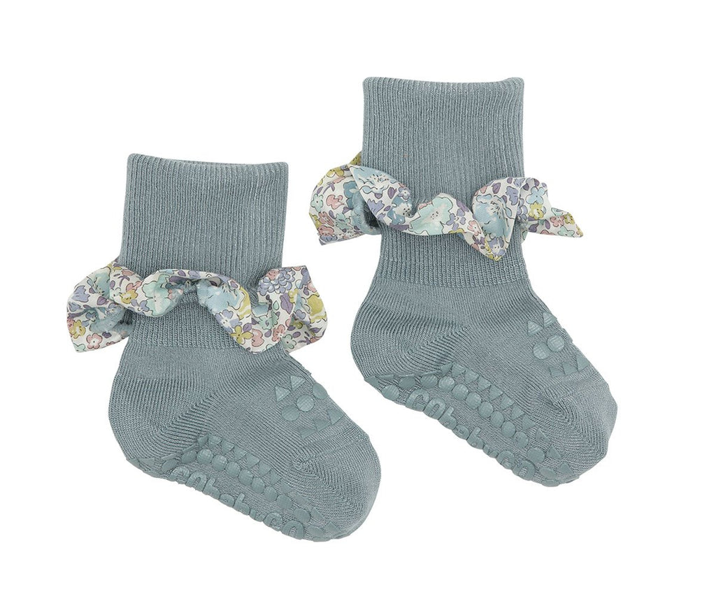 Meias antiderrapantes GoBabyGo em bambu com folho de estampado floral Liberty, cor azul acinzentado