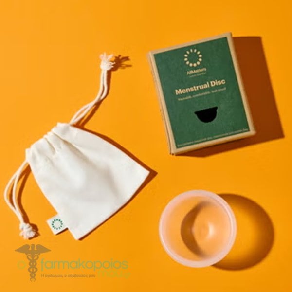 Embalagem verde escura do Disco Menstrual AllMatters, um saco de algodão branco com cordão e o disco menstrual translúcido sobre um fundo laranja vibrante.