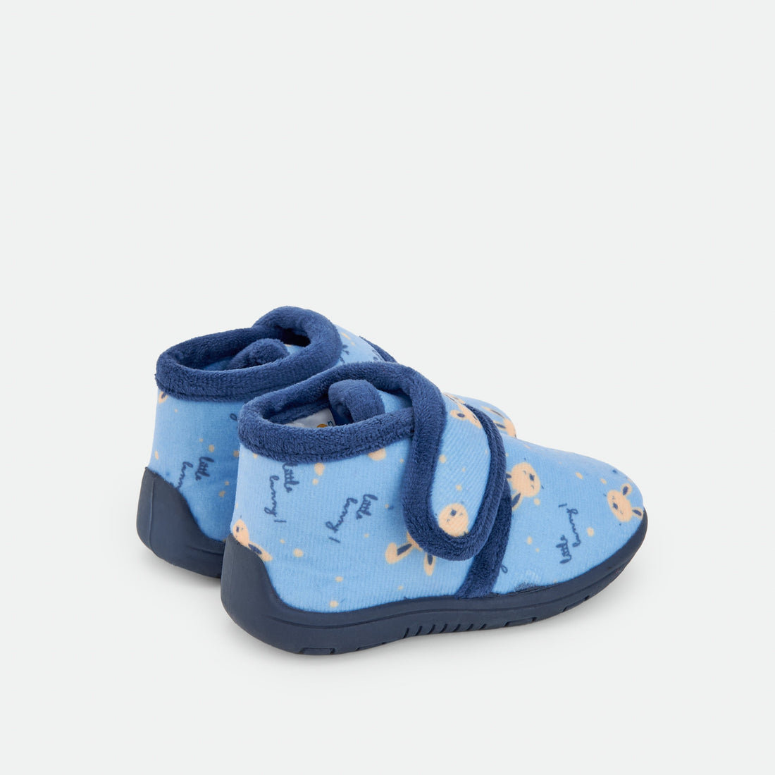 Pantufas azul-vivas com pequenos desenhos e fecho de velcro.