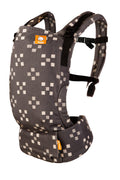 Mochila Tula Free-to-Grow Patchwork Checkers vazia, exibida em um fundo branco.