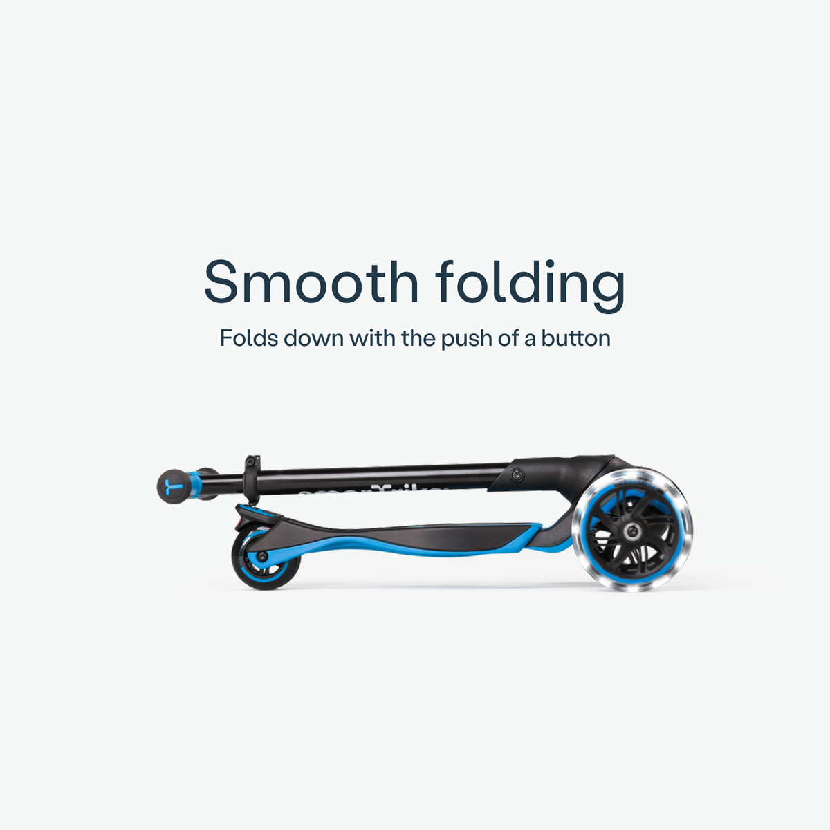 Trotinete Smartrike XTEND Scooter Azul dobrada e pronta a arrastar