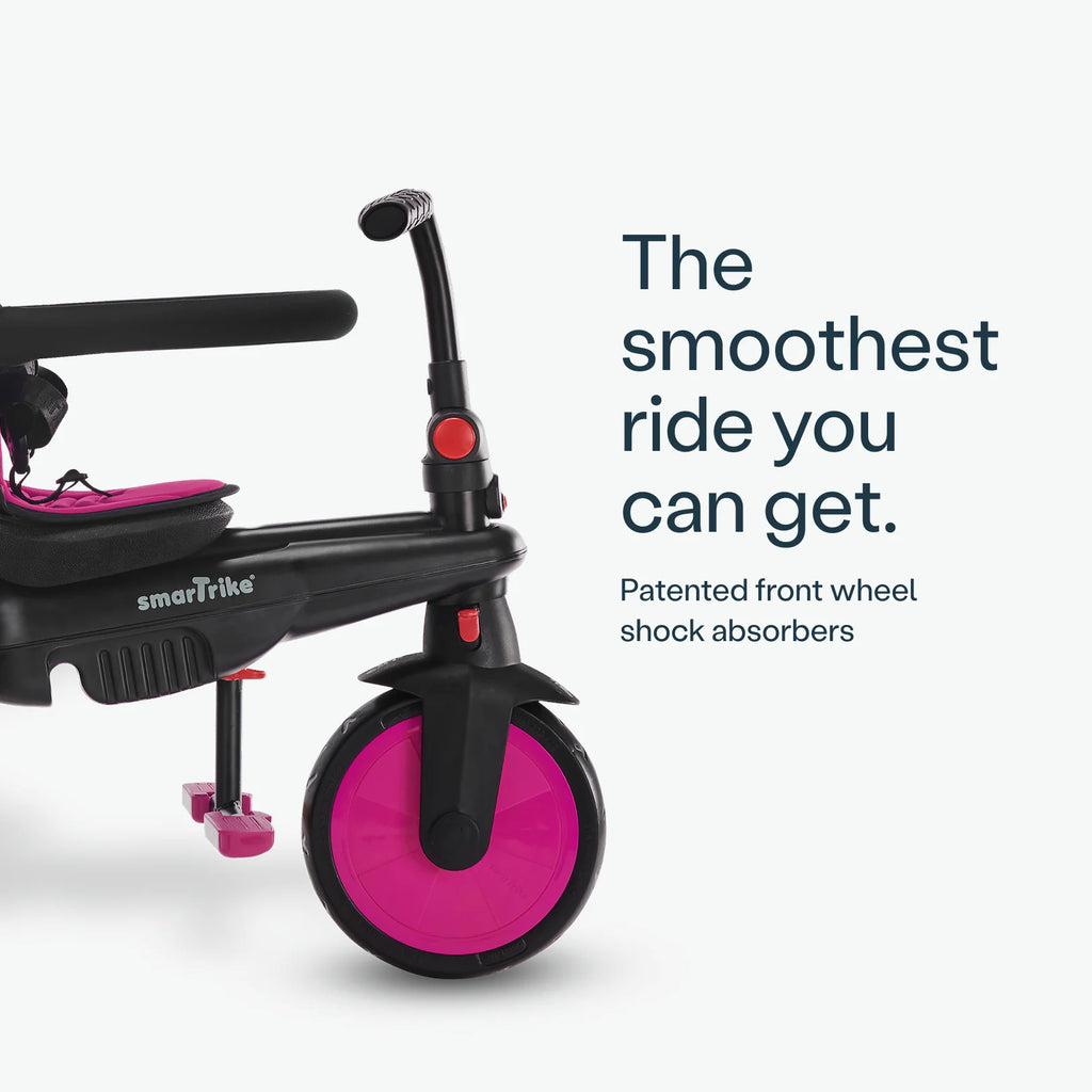 Pormenor da roda frontal e amortecedor do triciclo SMARTRIKE STR3, garantindo um passeio suave e confortável para a criança.