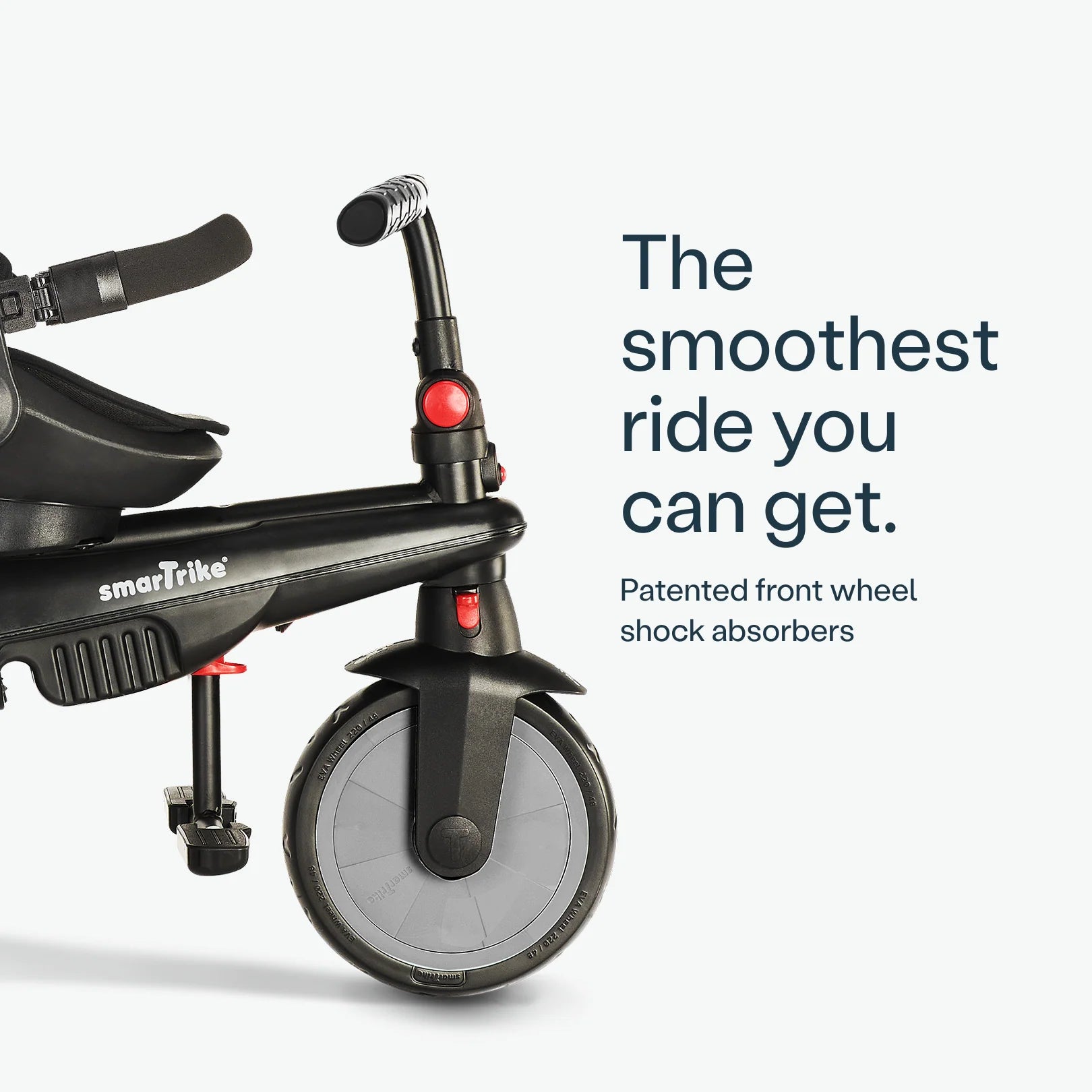 Detalhe da roda frontal do Smartrike STR7 com a indicação dos amortecedores para uma condução suave.