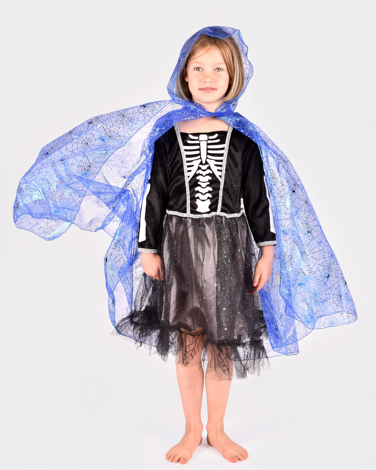 Capa translúcida azul com padrão de teia de aranha e capuz da Den Goda Fen, disfarce de Halloween