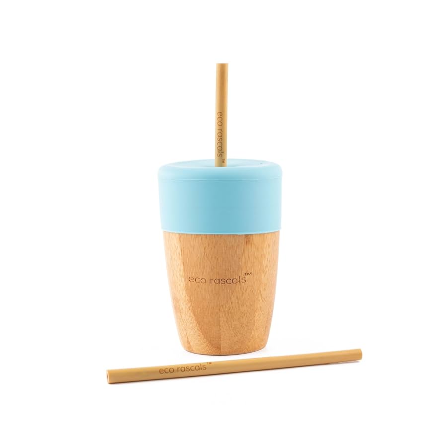 Eco Rascals Copo de bambu 240ml montado com tampa de silicone azul claro e duas palhinhas.