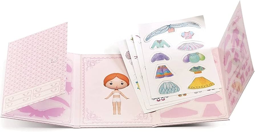 Interior do livro de atividades Djeco Miss Lilyruby aberto, exibindo a boneca para vestir, um guarda-roupa e várias folhas de autocolantes com roupas.