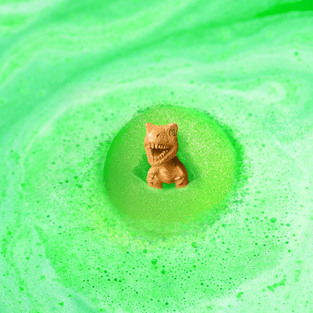 Figura de dinossauro castanho a emergir de uma bomba de banho verde efervescente, rodeada por água borbulhante.