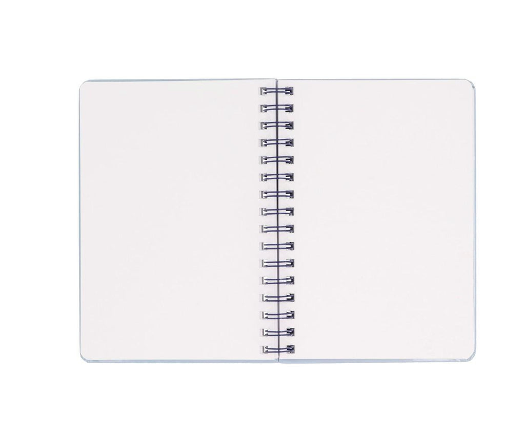 Caderno Escolar Tutete aberto, mostrando as páginas em branco e a encadernação em espiral.