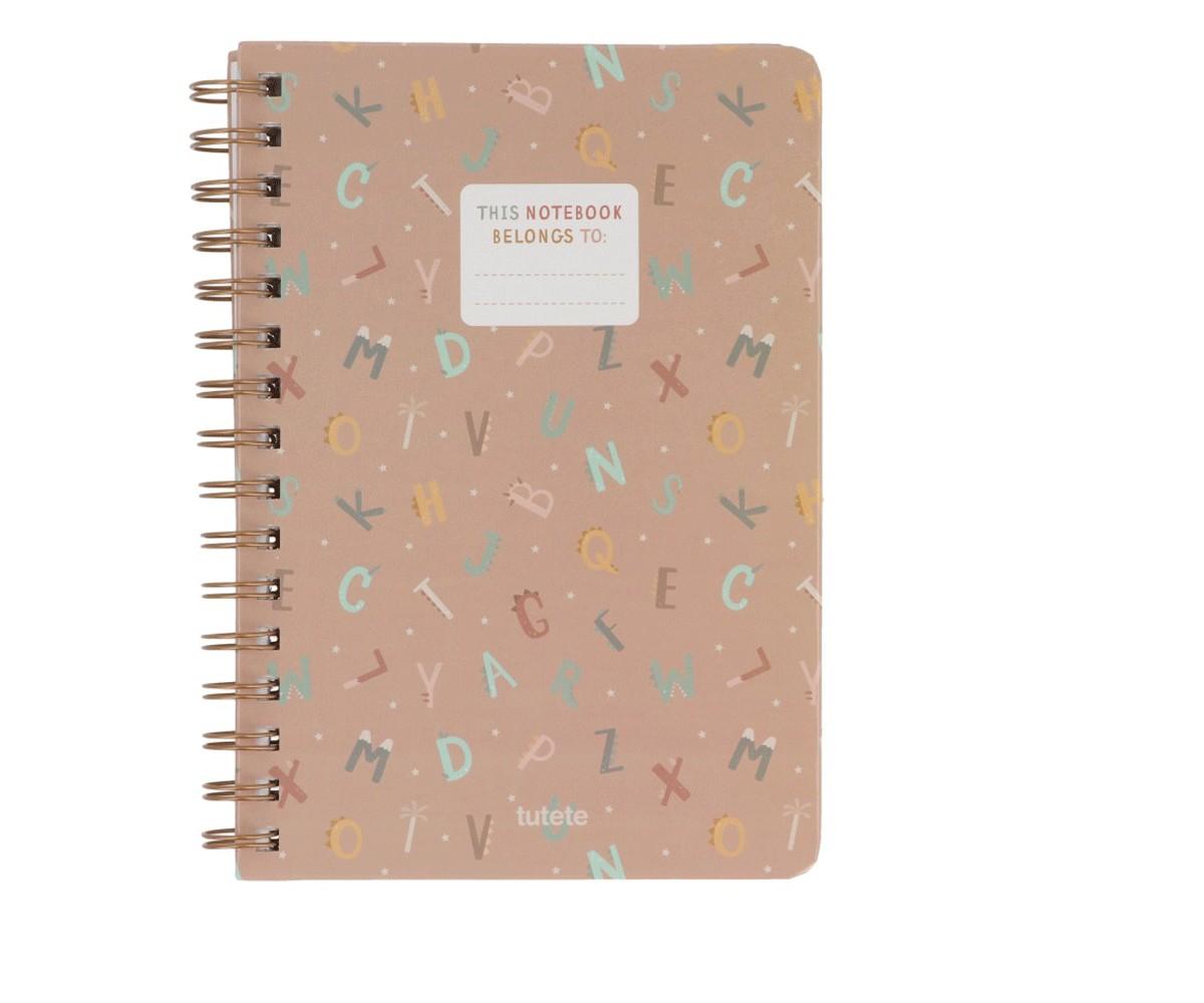 Caderno Escolar Tutete com capa bege e padrão de letras coloridas do alfabeto, com espiral.
