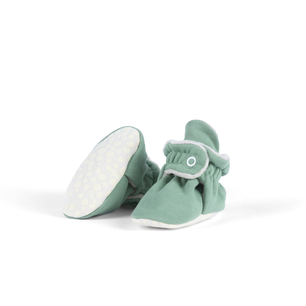 Par de pantufas botinhas Zás Trás Fluffy Avocado Pancake (Verde) com sola antiderrapante visível.