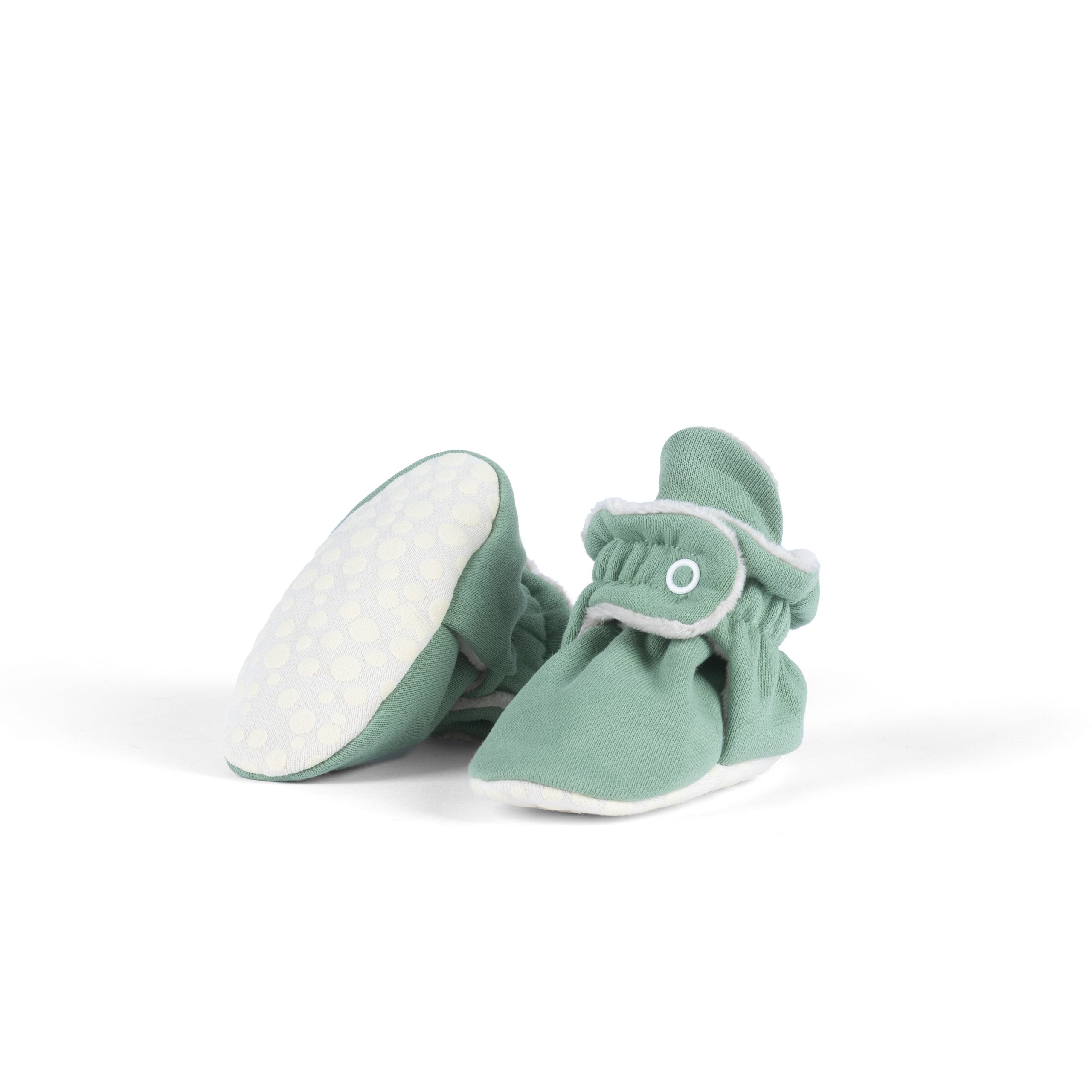 Par de pantufas botinhas Zás Trás Fluffy Avocado Pancake (Verde) com sola antiderrapante visível.