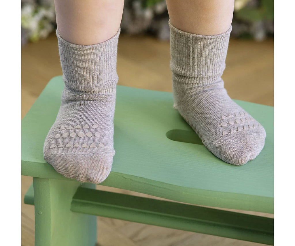 Pack de 3 pares de meias antiderrapantes GoBabyGo em viscose de bambu, cor areia, para bebé