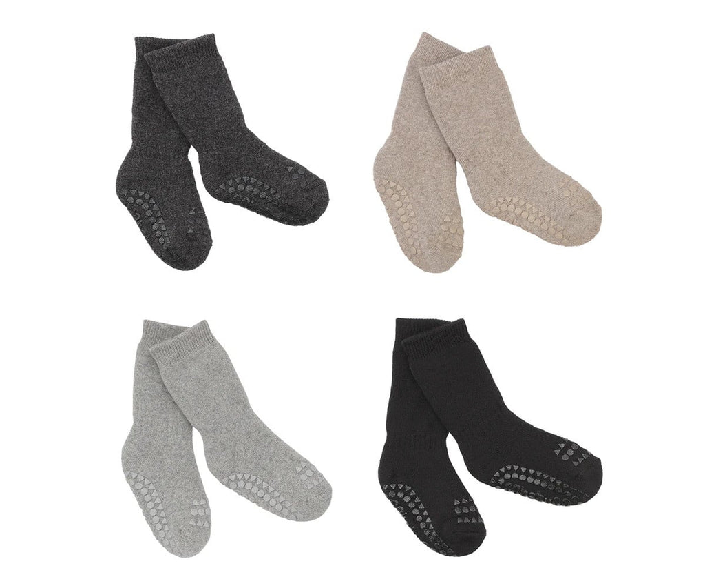 Caixa com 4 pares de meias antiderrapantes GoBabyGo em algodão, em cinzento, areia e preto