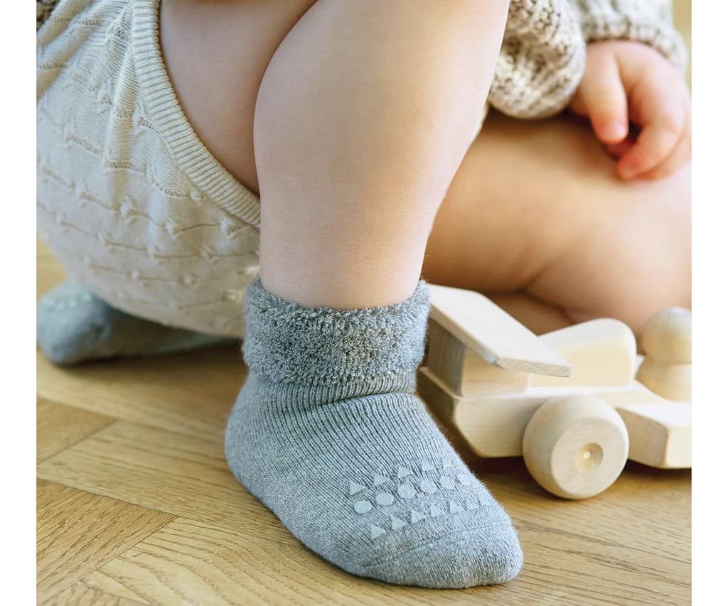 Caixa com 4 pares de meias antiderrapantes GoBabyGo em algodão, em cinzento, areia e preto