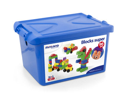 Caixa de arrumação azul dos Miniland Super Blocks com 96 peças, exibindo a etiqueta com o logótipo Miniland, a indicação "Blocks Super", o número de peças e exemplos de construções.