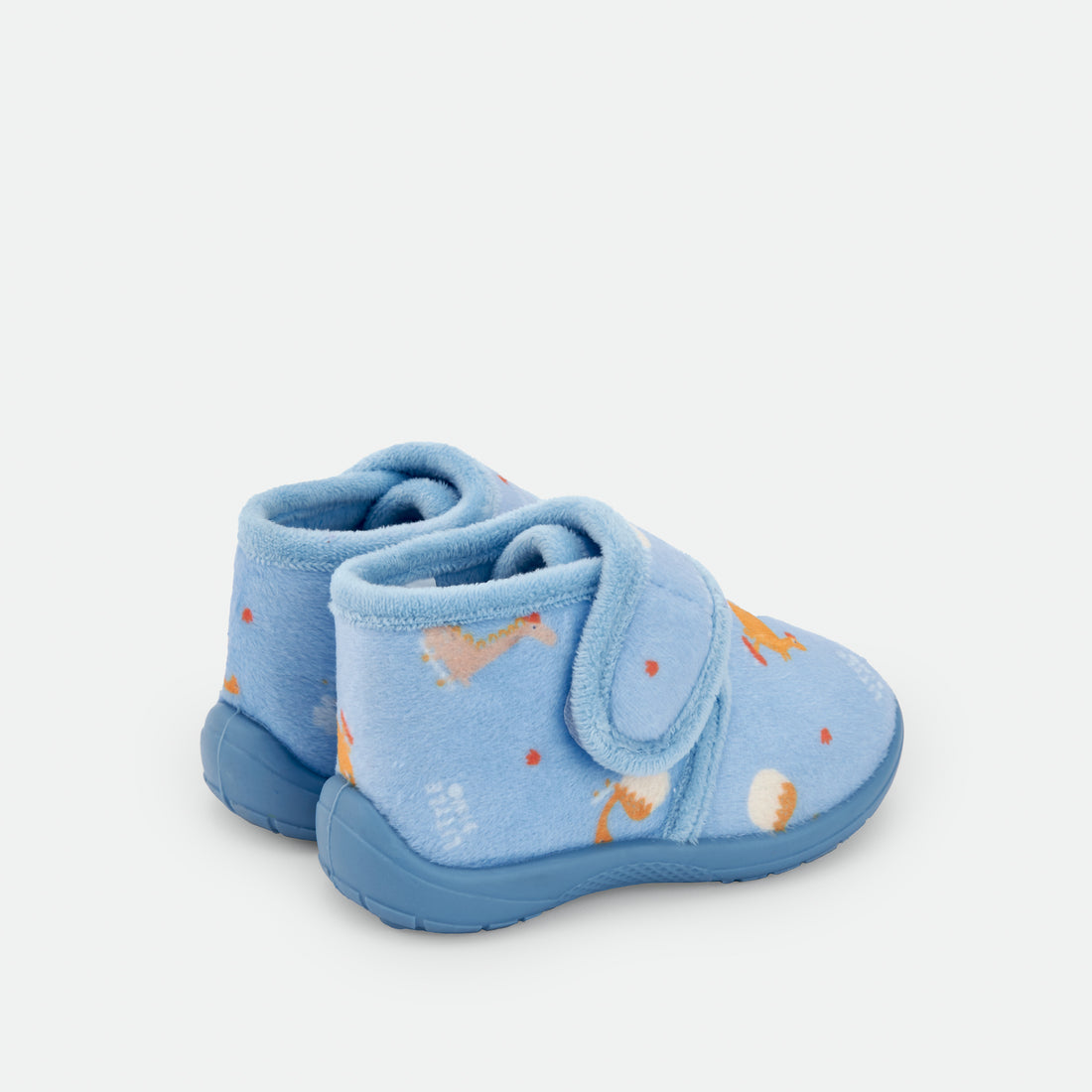 Pantufas azul-claras com estampa de pequenas figuras amarelas e fecho ajustável.